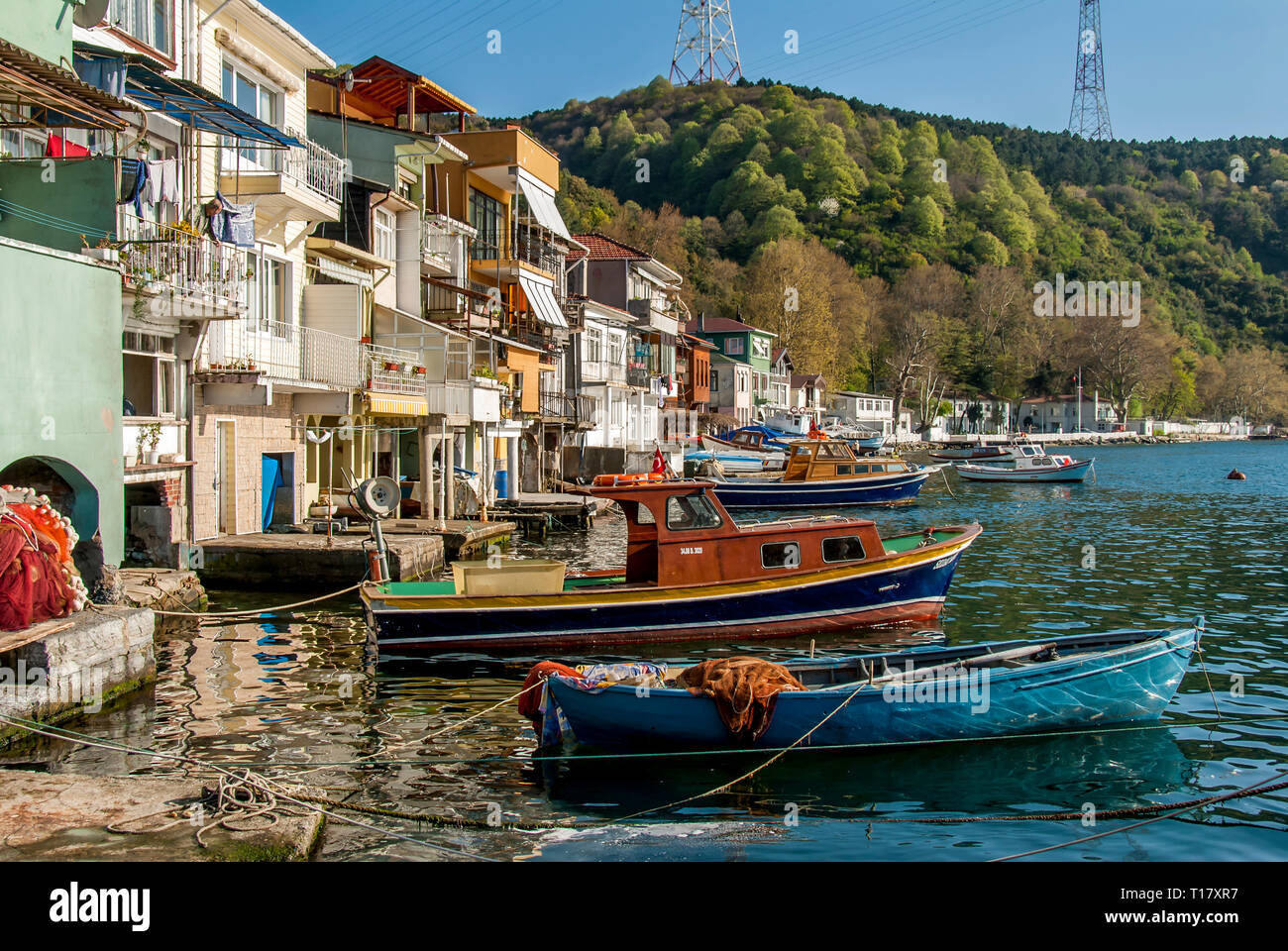 Istanbul, Turquie, 17 avril 2006 : Bosphore Mansions et bateaux, Anadolu Kavagi Banque D'Images