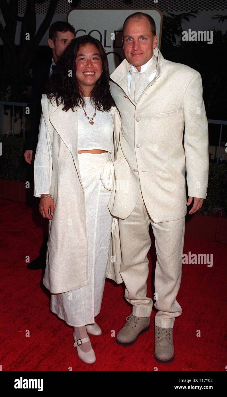 LOS ANGELES, CA. 20 janvier 1997 : l'acteur Woody Harrelson & Laura Louie au Golden Globe Awards. Banque D'Images