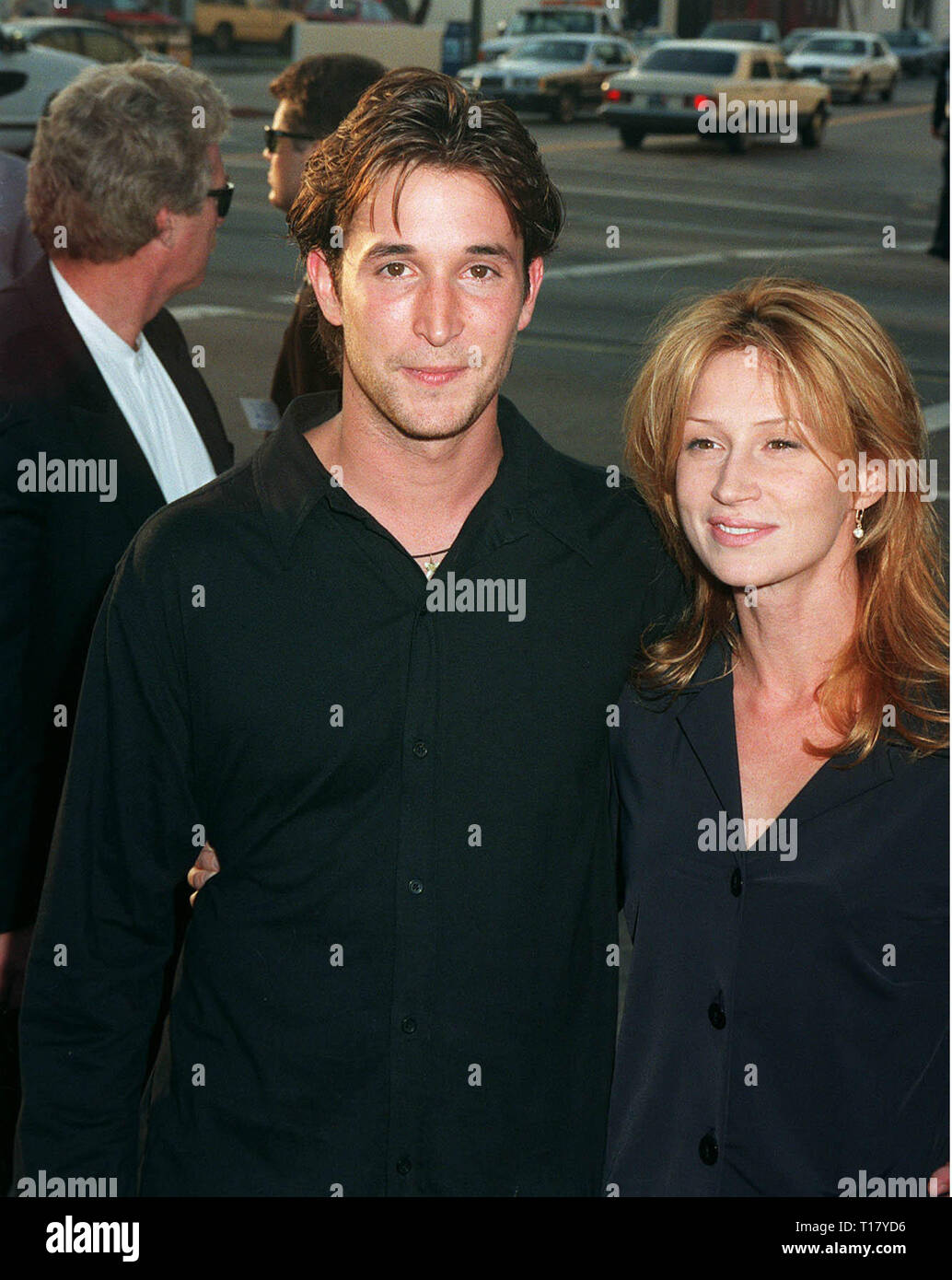 LOS ANGELES, CA. 25 juin 1997 : 'ER' star Noah Wyle & Tracy Warbin à la première de "Men in Black", à Hollywood. Les stars de cinéma Will Smith et Tommy Lee Jones. Banque D'Images