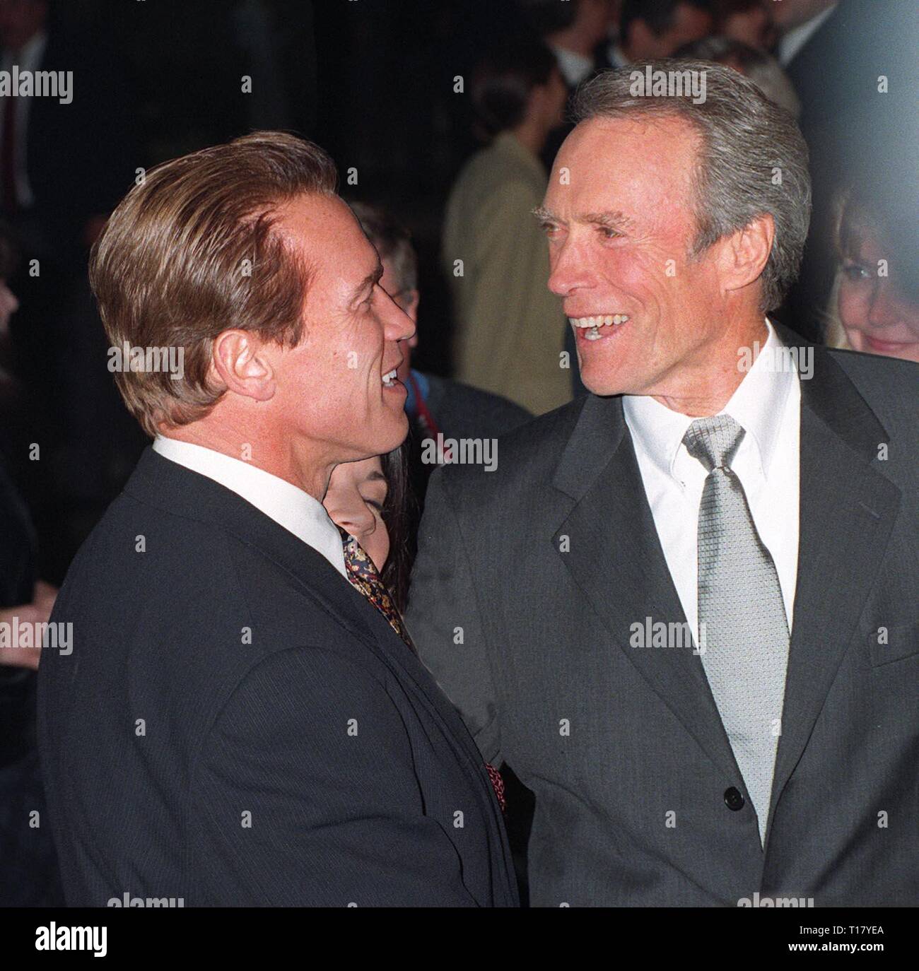 LOS ANGELES, CA. 17 novembre 1997 acteurs : Arnold Schwarzenegger (à gauche) & Clint Eastwood lors de la première 'Midnight dans le jardin du bien et du mal." Eastwood réalisé le film qui stars sa fille Alison. Banque D'Images