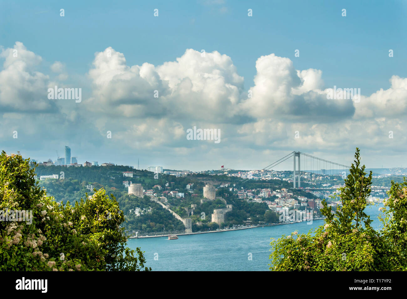 Istanbul, Turquie, 20 août 2016 : Bosphore, Rumeli Hisari, pont Fatih Sultan Mehmet Banque D'Images