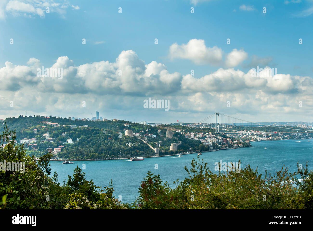 Istanbul, Turquie, 20 août 2016 : Bosphore, Rumeli Hisari, pont Fatih Sultan Mehmet Banque D'Images