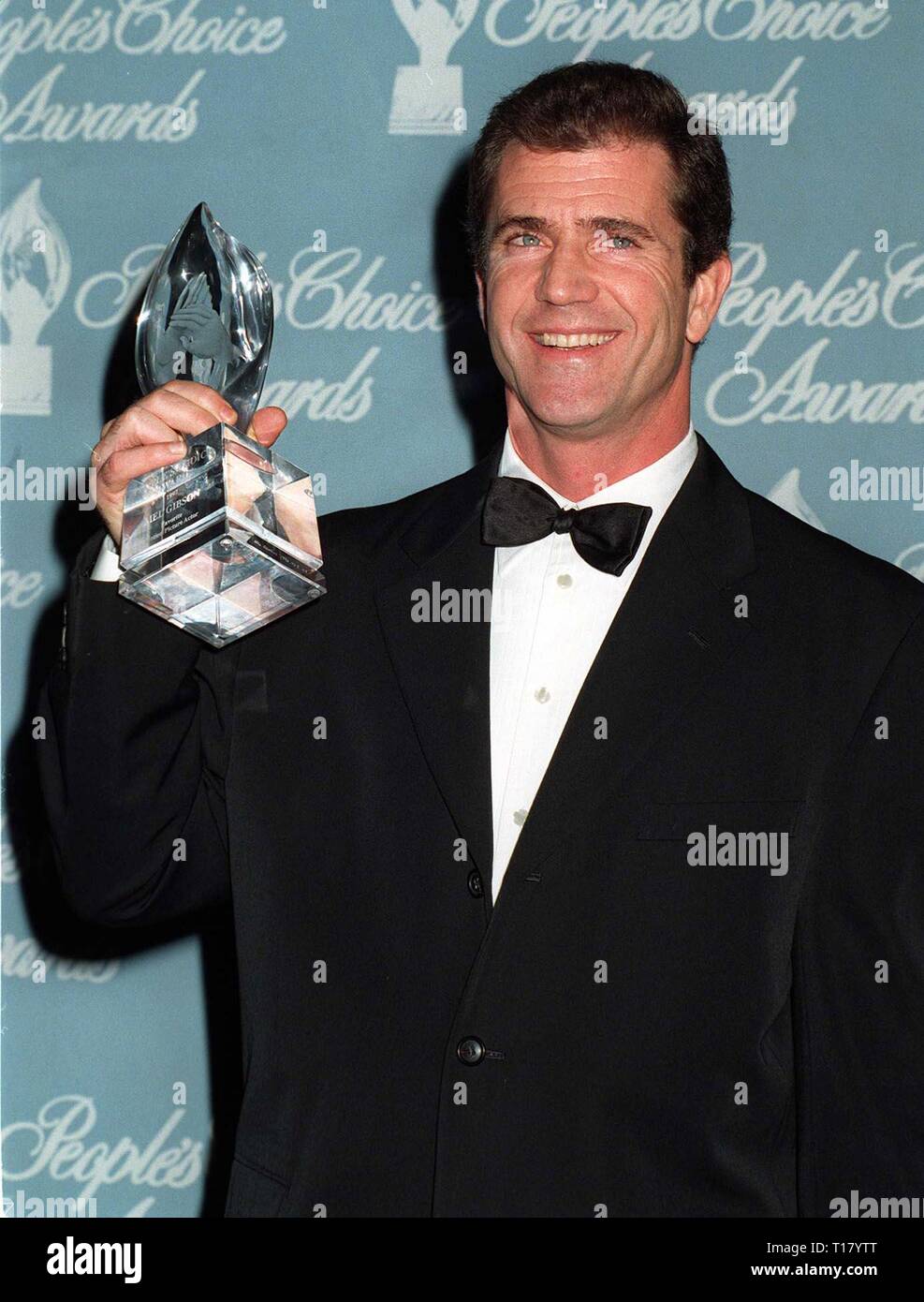 LOS ANGELES, CA. 12 janvier 1997 : l'Acteur Mel Gibson au Peoples Choice Awards. Il a remporté le prix du film préféré acteur. Banque D'Images