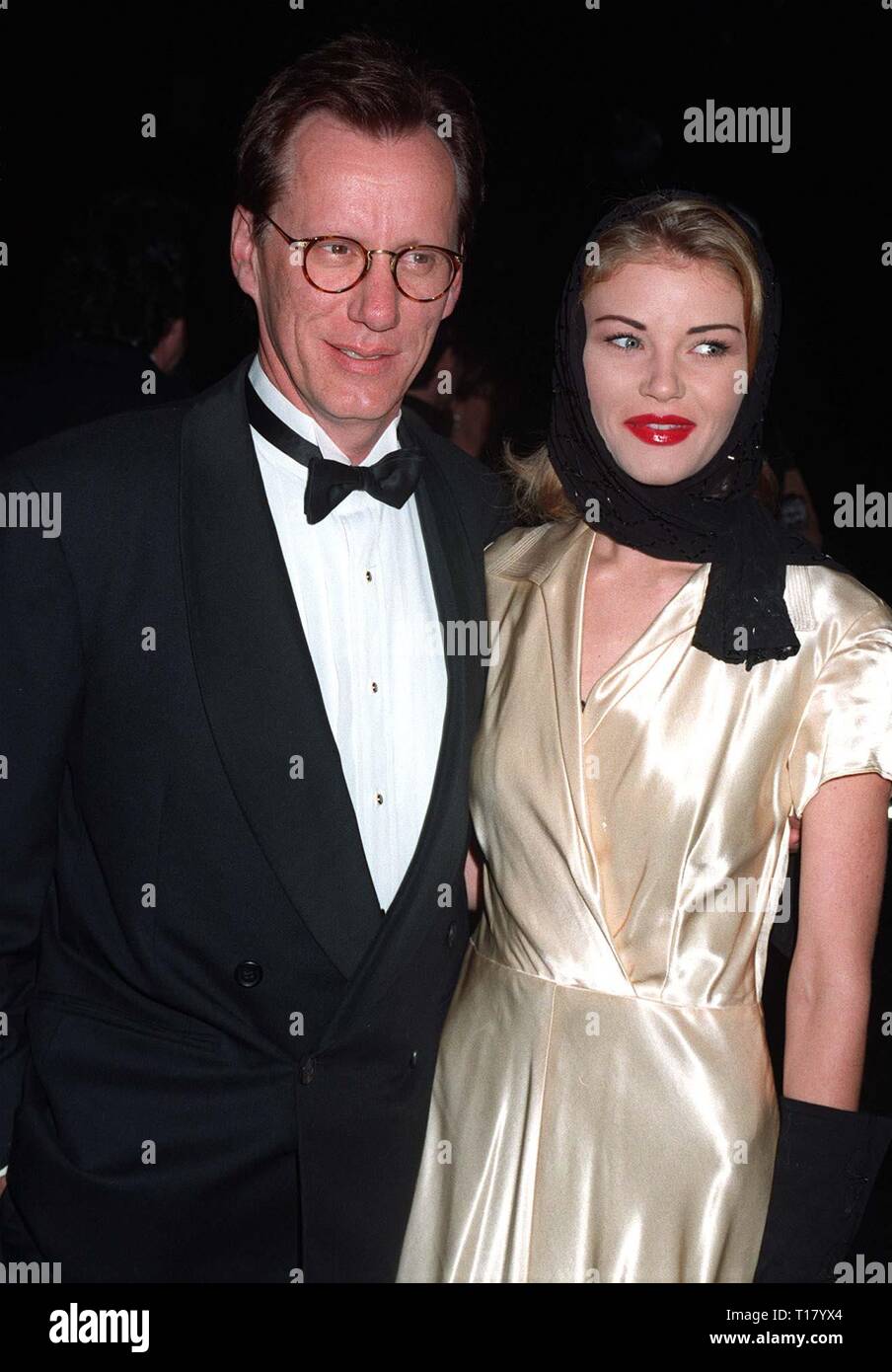 LOS ANGELES, CA. 12 janvier 1997 : l'acteur James Woods & amie Missy au Peoples Choice Awards. Banque D'Images