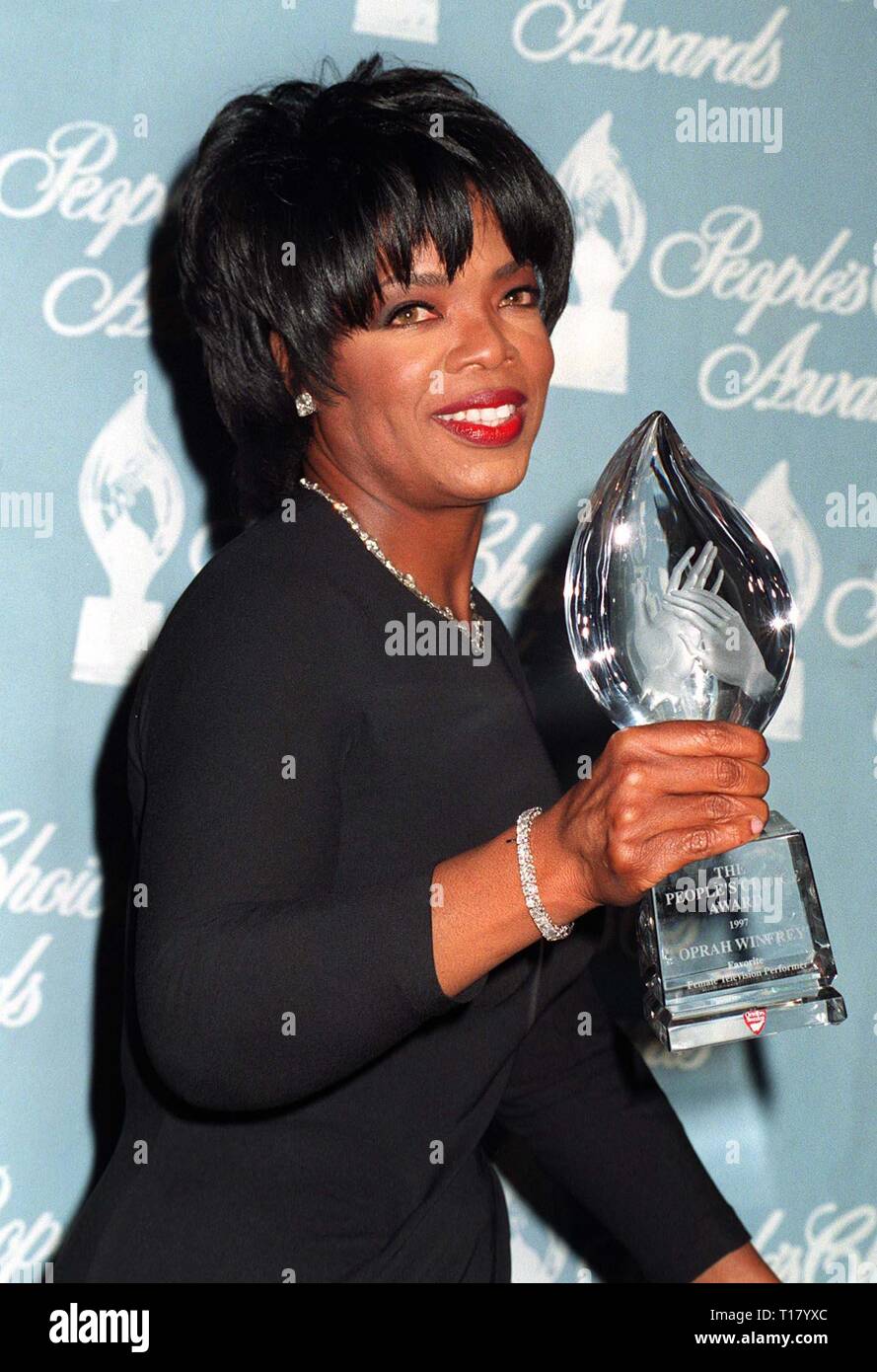 LOS ANGELES, CA. 12 janvier 1997 : l'actrice et présentatrice Oprah Winfrey au Peoples Choice Awards. Elle a remporté le prix de la femme préférée plat interprète. Banque D'Images