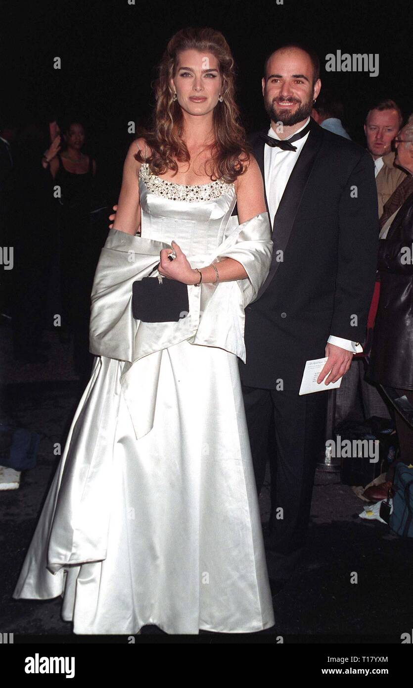 LOS ANGELES, CA. 12 janvier 1997 : l'actrice Brooke Shields & fiancŽ Andre Agassi au Peoples Choice Awards. Elle a remporté le prix d'Interprète féminine préféré dans une nouvelle série télé, pour la comédie, 'Suddenly Susan." Banque D'Images