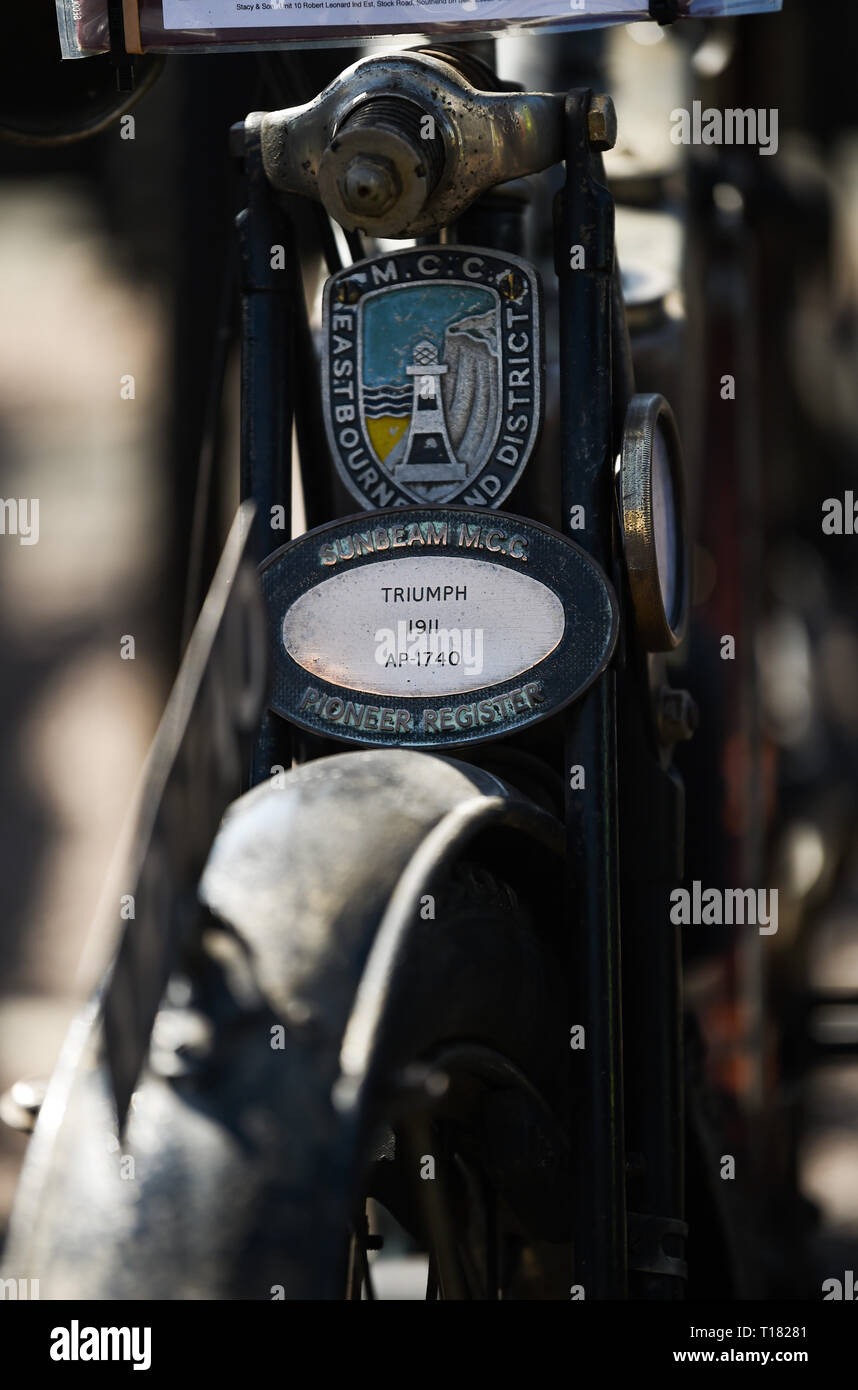 Brighton, UK. Le 24 mars 2019. Un triomphe 1911 au 80e anniversaire de l'exécution pour 2015 Pioneer pré vétéran motos . La course organisée par le Club de vélo de moteur Sunbeam commence sur Epsom Downs à Surrey et finitions sur Madeira Drive sur le front de mer de Brighton Crédit : Simon Dack/Alamy Live News Banque D'Images