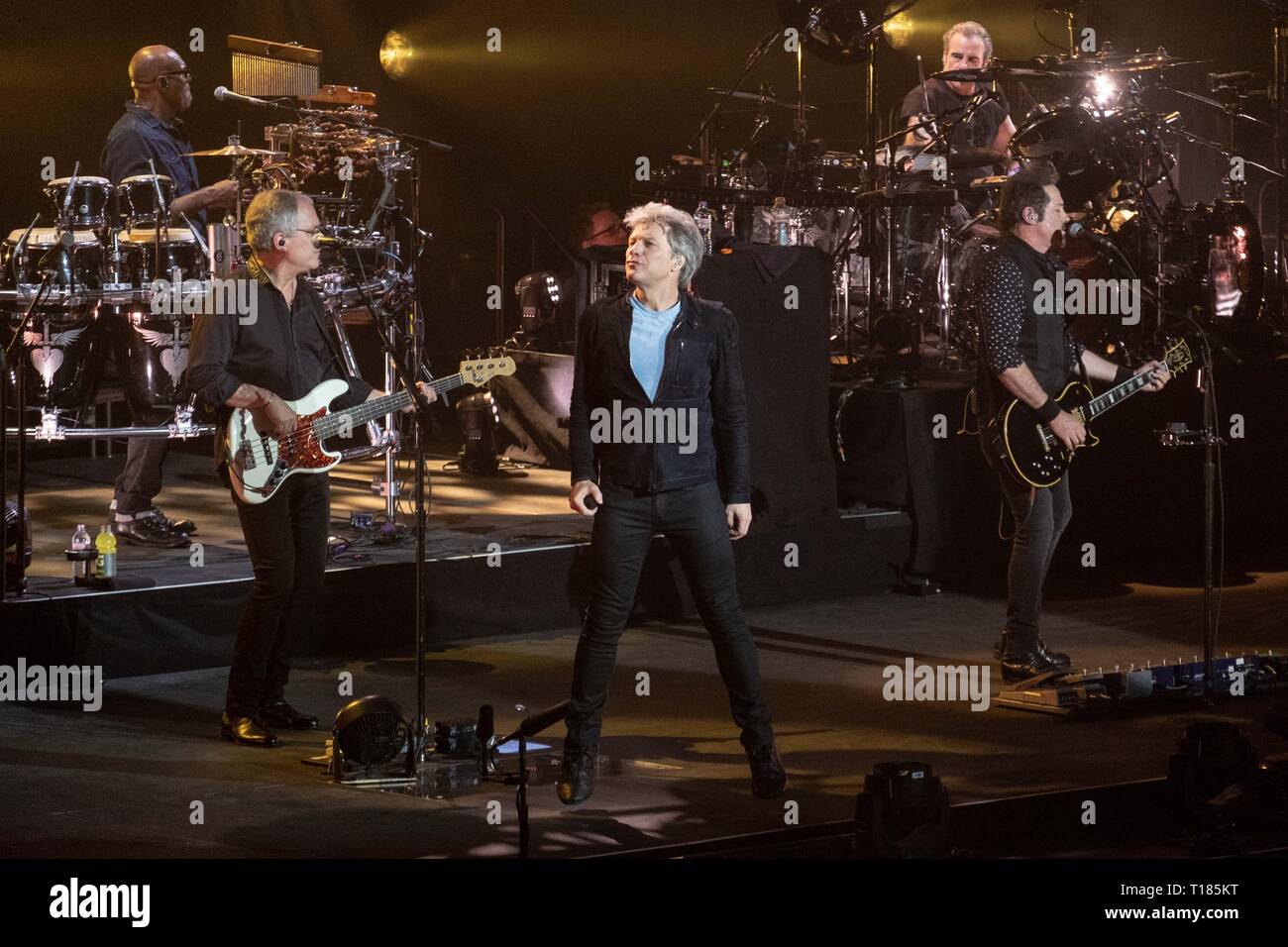 29 avril 2018 - Milwaukee, Wisconsin, États-Unis - EVERETT BRADLEY, HUGH MCDONALD, Jon Bon Jovi, TICO TORRES ET JOHN SHANKS de Bon Jovi au cours de la cette maison n'est pas à vendre au Bradley Center de Milwaukee, Wisconsin (crédit Image : © Daniel DeSlover/Zuma sur le fil) Banque D'Images