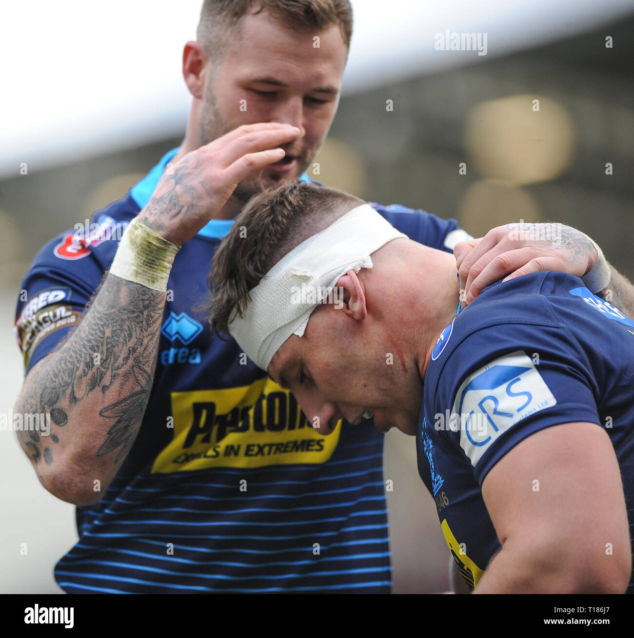 Salford, Royaume-Uni. Le 24 mars 2019. Stade AJ Bell, Salford, Angleterre ; Rugby League Super League Betfred, Salford Red Devils vs Wigan Warriors, Wigan Warriors Zak Hardaker félicite froid de son meilleur marqueur d'George Williams. Credit : Dean Williams/Alamy Live News Banque D'Images