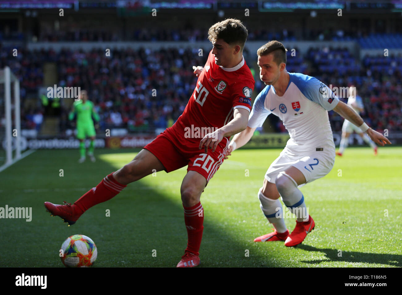 Cardiff, Wales, UK. 24Th Mar 2019. Daniel James de galles (20) détient au large de Peter Pekarik de Slovaquie. Match Qualificatif de l'UEFA Euro 2020, le groupe E, le Pays de Galles v La Slovaquie lors de la Cardiff City Stadium de Cardiff , Nouvelle-Galles du Sud le dimanche 24 mars 2019. Photos par Andrew Verger /Andrew Orchard la photographie de sport/Alamy live News EDITORIAL UTILISEZ UNIQUEMENT Crédit : Andrew Orchard la photographie de sport/Alamy Live News Banque D'Images