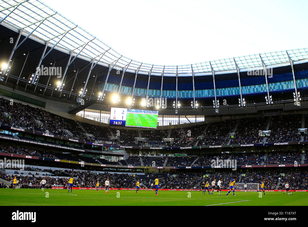 Londres, Royaume-Uni. 24Th Mar 2019. Vue générale de l'action à l'intérieur du stade de Tottenham Hotspur. Tottenham Hotspur Southampton v u18's U18's , le 1er événement de test au nouveau Tottenham Hotspur Stadium à Londres le dimanche 24 mars 2019. Cette image ne peut être utilisé qu'à des fins rédactionnelles. Usage éditorial uniquement, licence requise pour un usage commercial. Aucune utilisation de pari, de jeux ou d'un seul club/ligue/dvd publications pic par Steffan Bowen/Andrew Orchard la photographie de sport/Alamy live news Crédit : Andrew Orchard la photographie de sport/Alamy Live News Banque D'Images