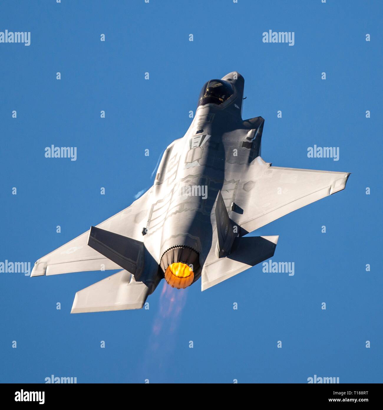 Un U.S. Air Force F-35 Stealth Fighter avion piloté par le Capitaine Andrew Dojo Olson effectue une montée verticale pendant le tonnerre et les éclairs sur Arizona air show à la base aérienne Davis-Monthan Air Force Base le 23 mars 2019 à Tucson, Arizona. Banque D'Images