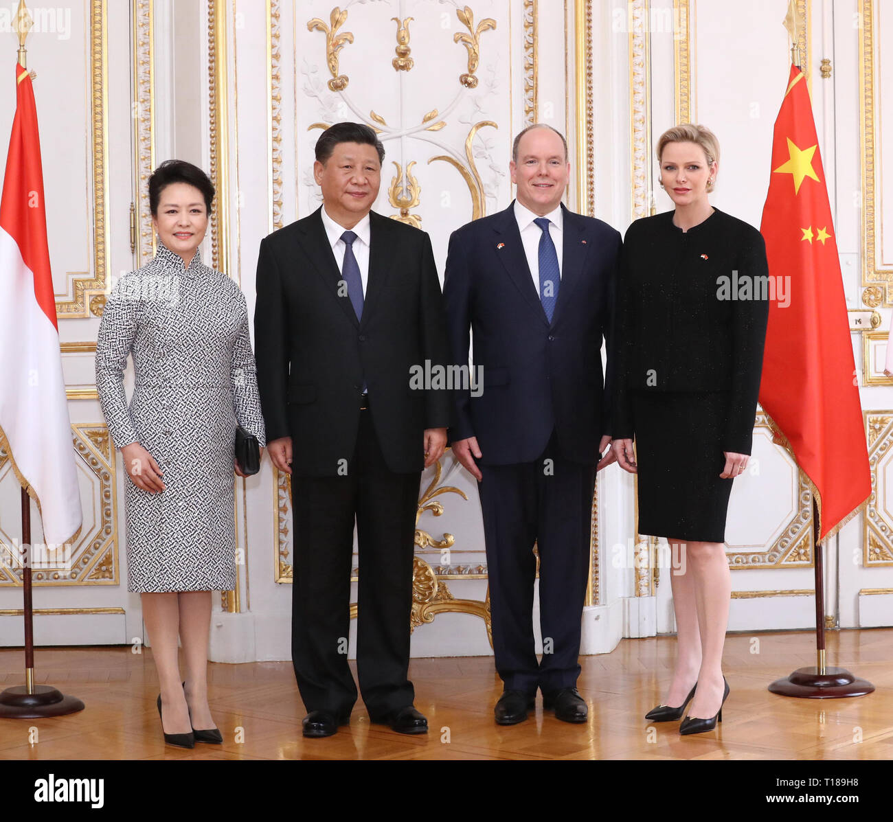 Monaco, la Princesse Charlene de Monaco. 24Th Mar, 2019. Le président chinois Xi Jinping (2e à gauche) et son épouse Peng Liyuan (1re L) posent pour une photo de groupe avec le Prince Albert II (2e R), chef de l'Etat de la Principauté de Monaco, et son épouse la princesse Charlene à Monaco, le 24 mars 2019. Xi s'est entretenu avec le Prince Albert II ici dimanche. Credit : Ju Peng/Xinhua/Alamy Live News Banque D'Images