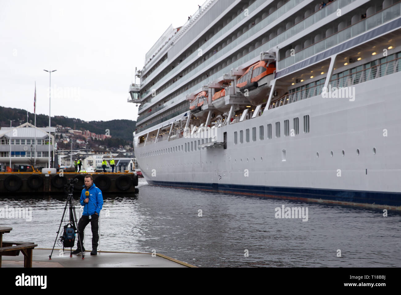 Molde, Norvège. Le 24 mars 2019. Bateau de croisière Viking 'ciel' arrive Molde Harbour 24 heures après avoir perdu toute la puissance moteur et la dérive dans une tempête pendant plusieurs heures au large de la côte norvégienne. Tore Saetre / Alamy Live News. Banque D'Images