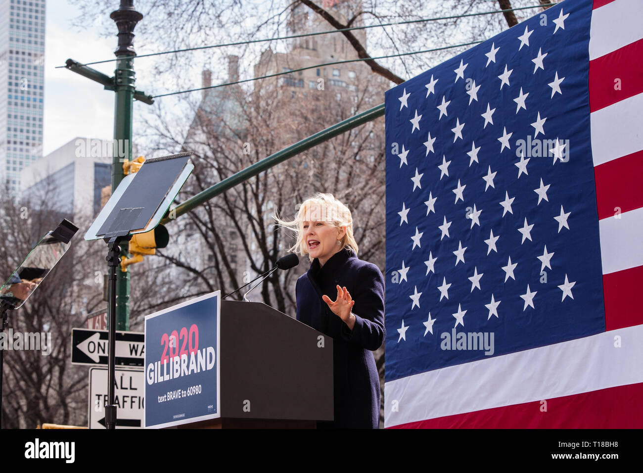 New York, USA. 24Th Mar, 2019. New York, NY - 24 mars 2019. Le sénateur Kirsten Gillibrand (D-NY) a tenu une campagne présidentielle rallye sur Central Park à New York à l'Ouest en face de l'hôtel Trump et tour. Credit : Ed Lefkowicz/Alamy Live News Banque D'Images