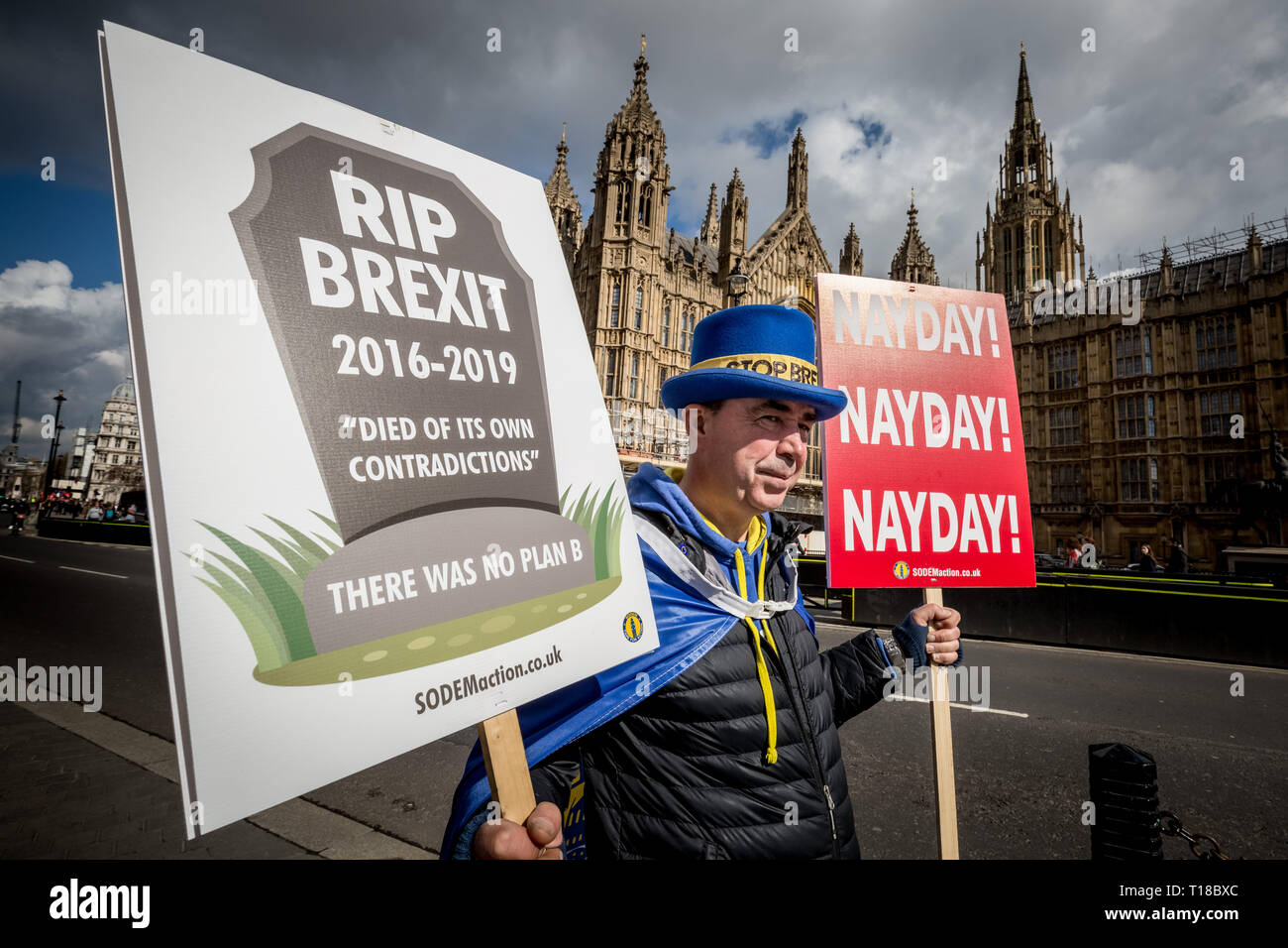 Londres, Royaume-Uni. 19 mars 2019. Remainer Steve Bray et d'autres partisans pro-UE continuer leurs veillées quotidiennes en face des édifices du Parlement de Westminster exigeant que la Grande-Bretagne fait toujours partie de l'Europe. Crédit : Guy Josse/Alamy Live News Banque D'Images