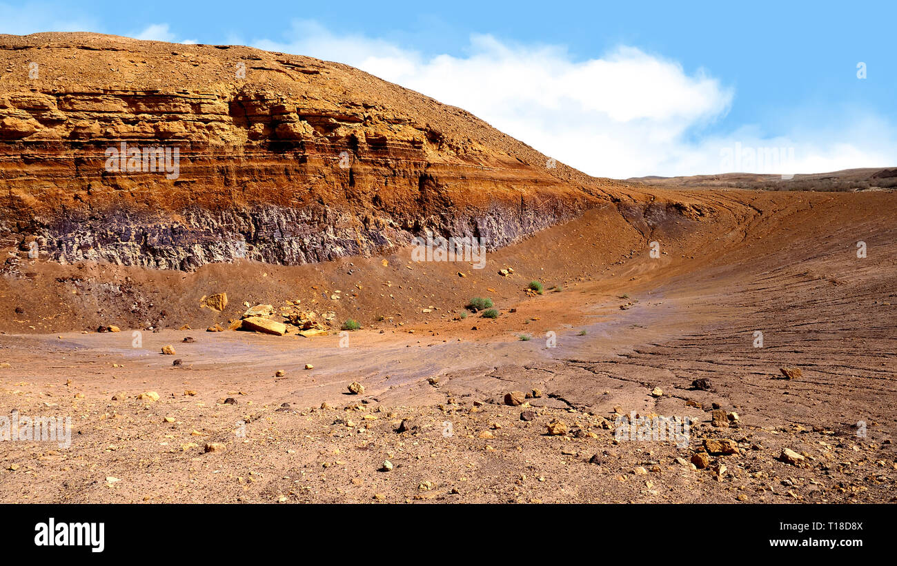 La montagne multicolore dans le cratère Makhtesh Ramon Banque D'Images