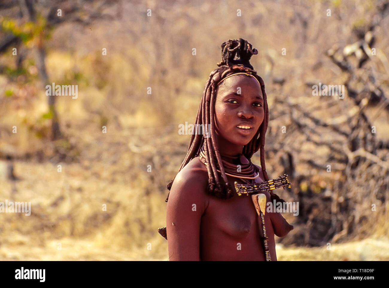 Jeune femme himba près des Chutes Epupa en Namibie Banque D'Images