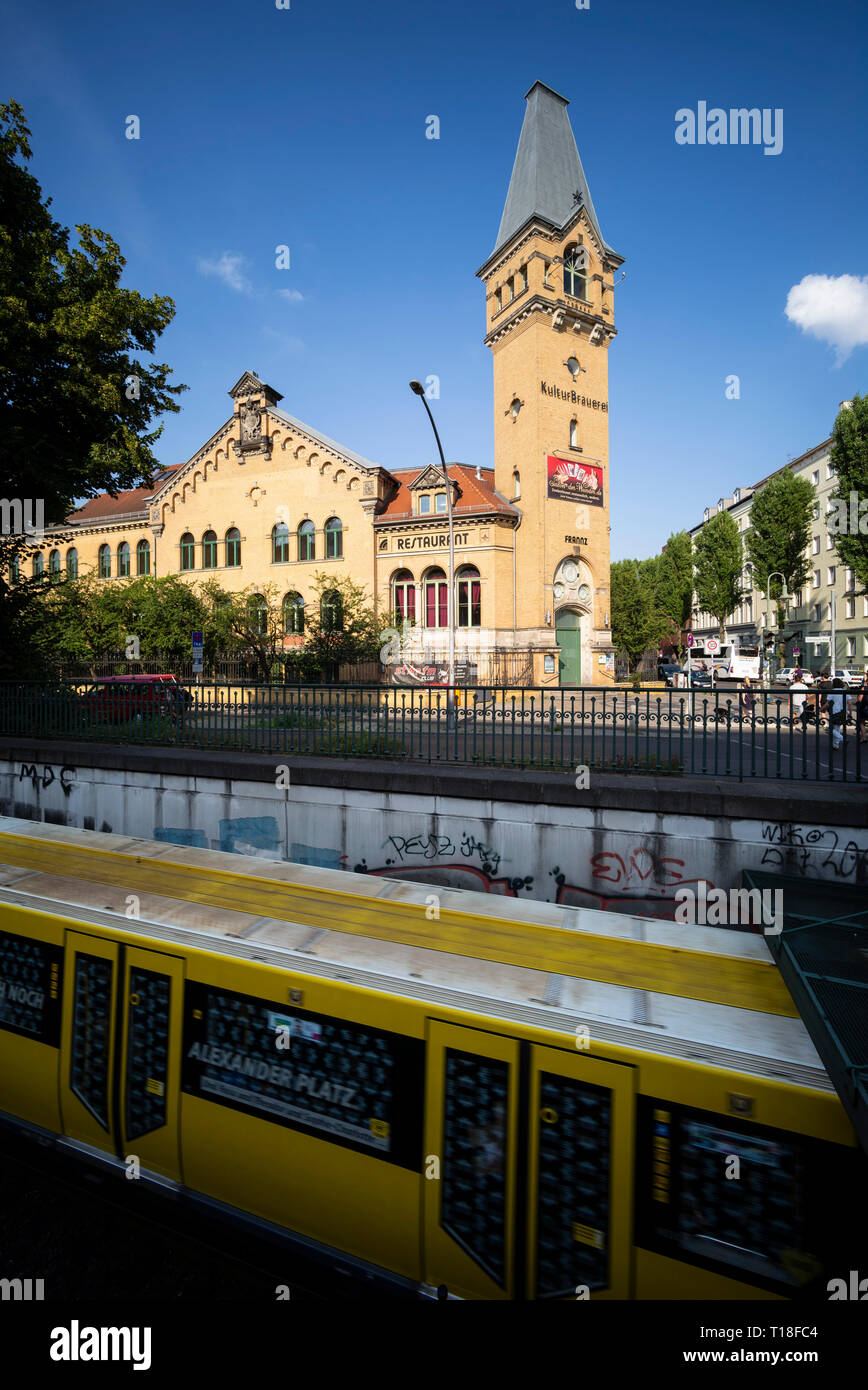 Berlin. L'Allemagne. Kulturbrauerei sur Prenzlauer Berg, Schönhauser Allee, l'ancienne brasserie, maintenant un centre culturel, avec un U Bahn train roulant sur l'U2 Banque D'Images