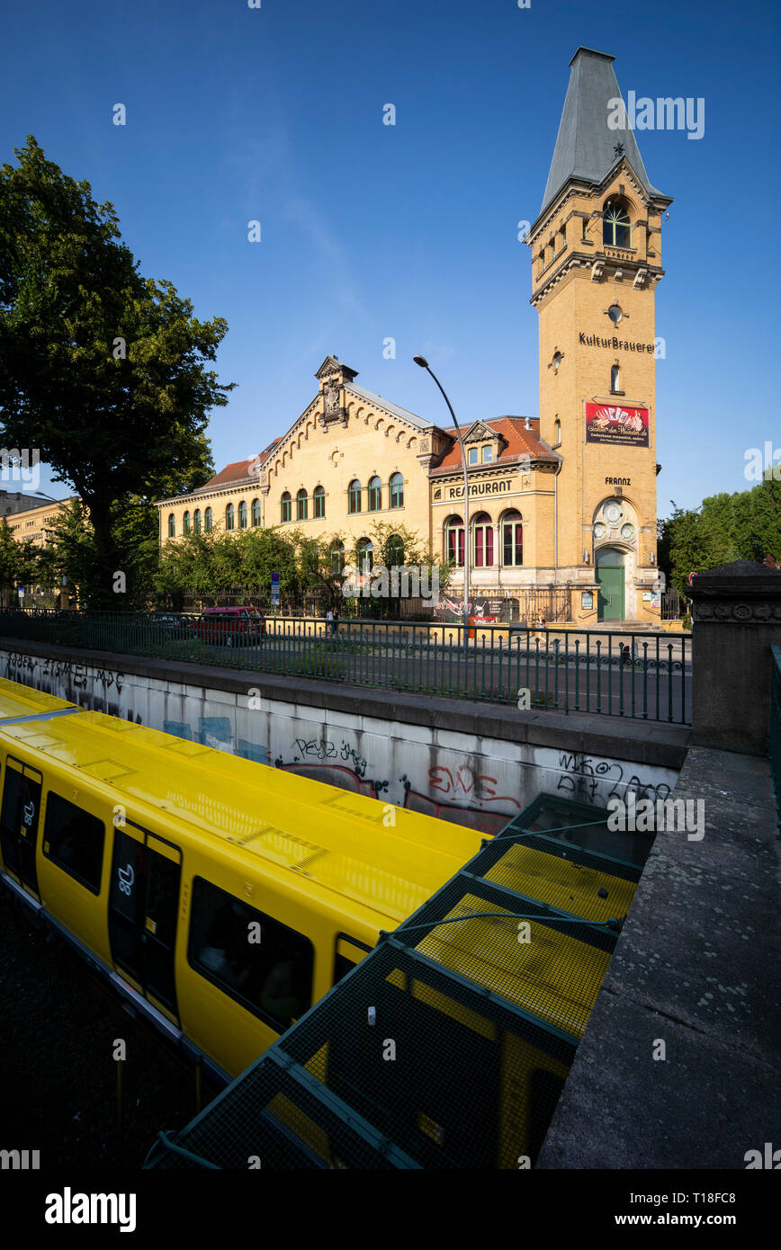 Berlin. L'Allemagne. Kulturbrauerei sur Prenzlauer Berg, Schönhauser Allee, l'ancienne brasserie, maintenant un centre culturel, avec un U Bahn train roulant sur l'U2 Banque D'Images