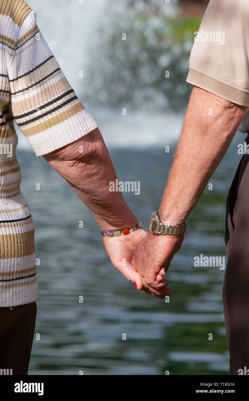 Senior couple tient par les mains un étang Banque D'Images