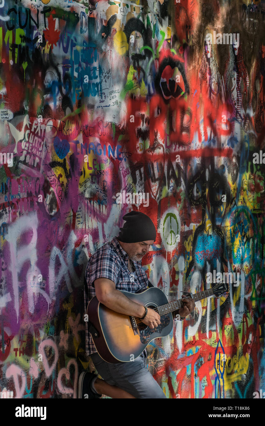 Prague, République tchèque - Le 10 septembre 2019 : Rue des chansons des Beatles Busker en face de John Lennon Wall sur l'île Kampa. Banque D'Images