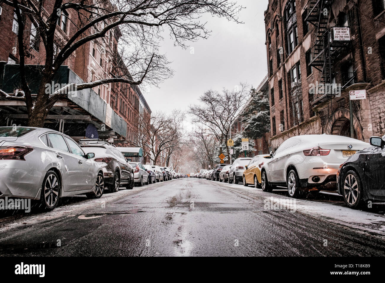 Une journée d'hiver froide à New Oak City après un peu de neige. Banque D'Images