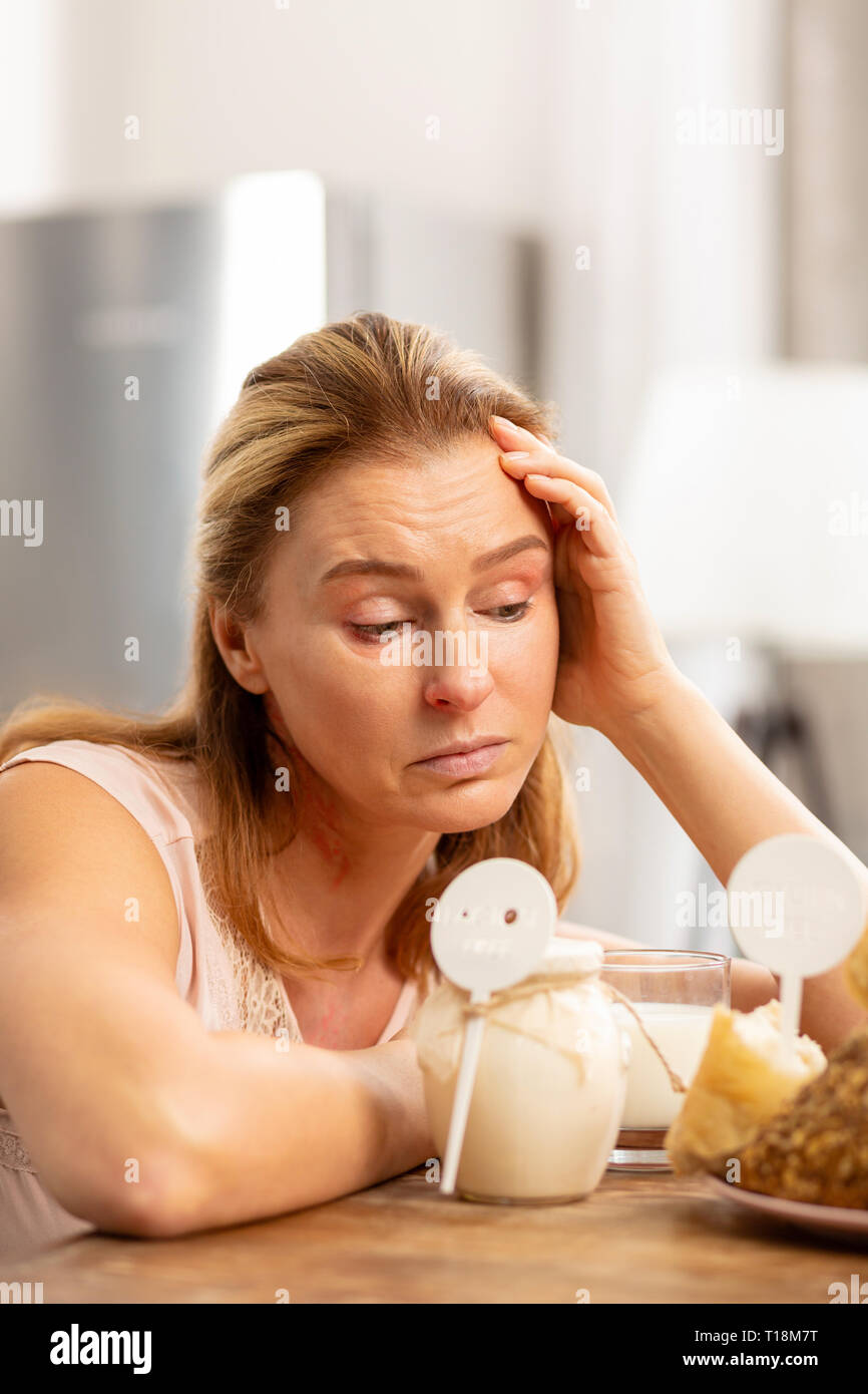 Femme séduisante mature se sentir fatigué de fortes allergies Banque D'Images