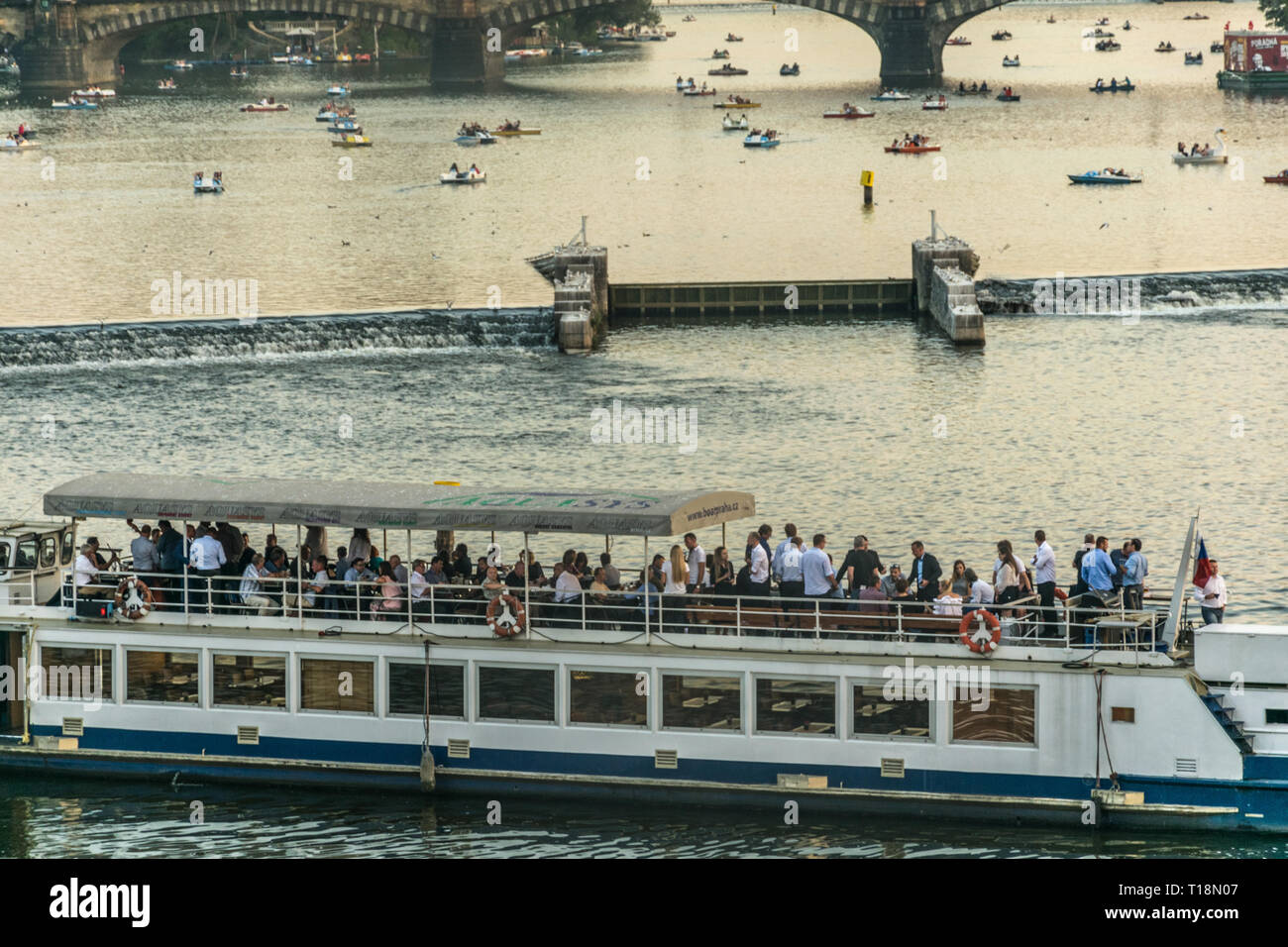 Prague, République tchèque - Septembre 10, 2019 : Happy hour en bateau de tourisme dans le soir d'une visite guidée sur la rivière Vltava, avec la lune, en hausse dans le Banque D'Images