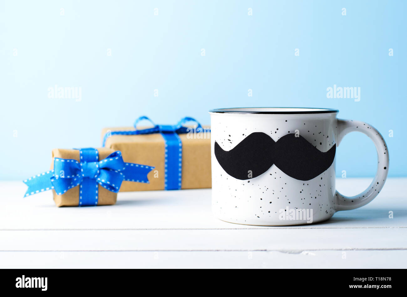 Tasse à café avec de la moustache et des coffrets cadeaux sur fond bleu, Happy Father's Day Concept Banque D'Images