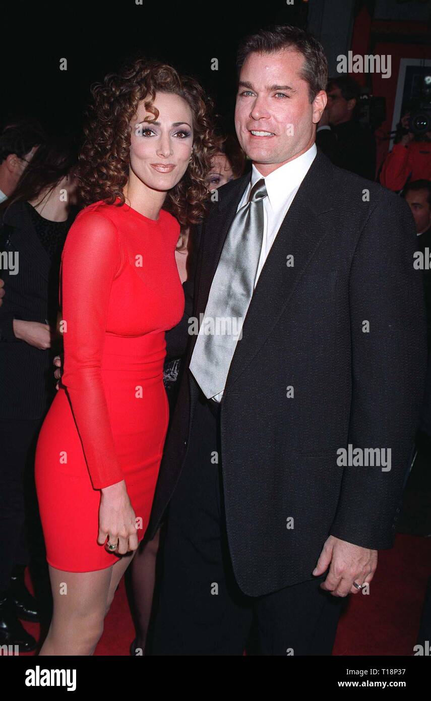LOS ANGELES, CA. 06 janvier 1997 : l'Acteur RAY LIOTTA & femme Michelle grace à la première de son nouveau film, 'Turbulence', dans lequel il stars avec Lauren Holly. Pix : PAUL SMITH Banque D'Images