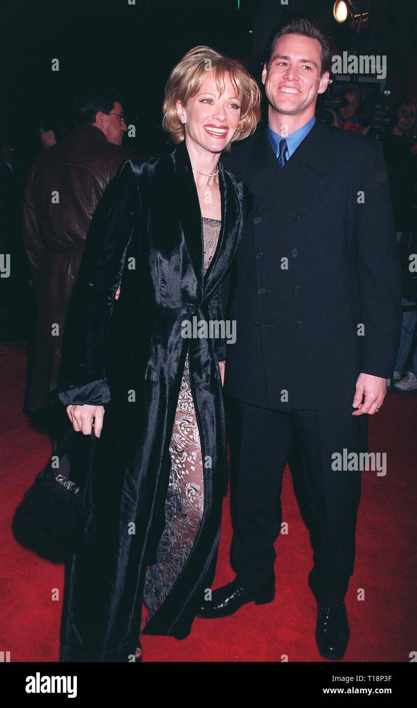 LOS ANGELES, CA. 06 janvier 1997 : l'actrice LAUREN HOLLY & mari acteur JIM CARREY lors de la première de son nouveau film, 'Turbulence', dans lequel elle stars avec Ray Liotta. Pix : PAUL SMITH Banque D'Images