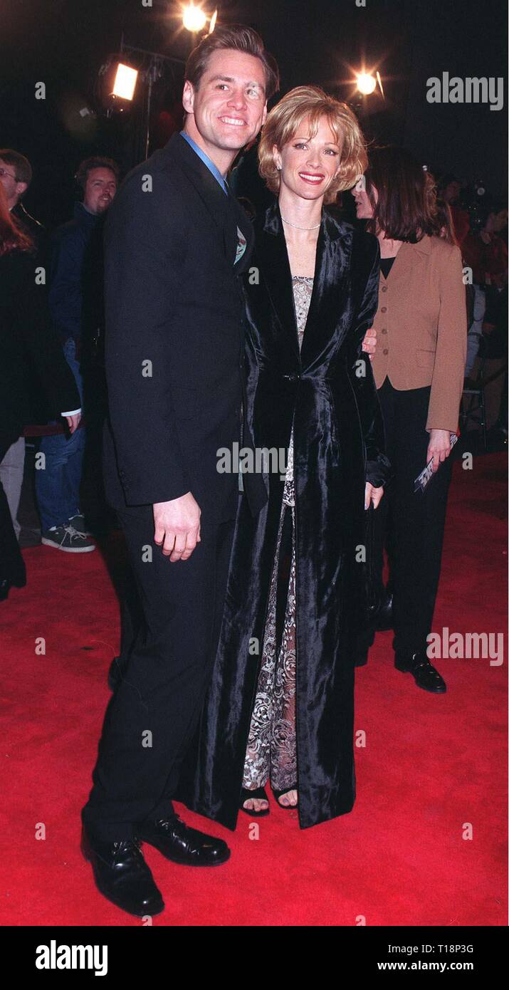 LOS ANGELES, CA. 06 janvier 1997 : l'actrice LAUREN HOLLY & mari acteur JIM CARREY lors de la première de son nouveau film, 'Turbulence', dans lequel elle stars avec Ray Liotta. Pix : PAUL SMITH Banque D'Images