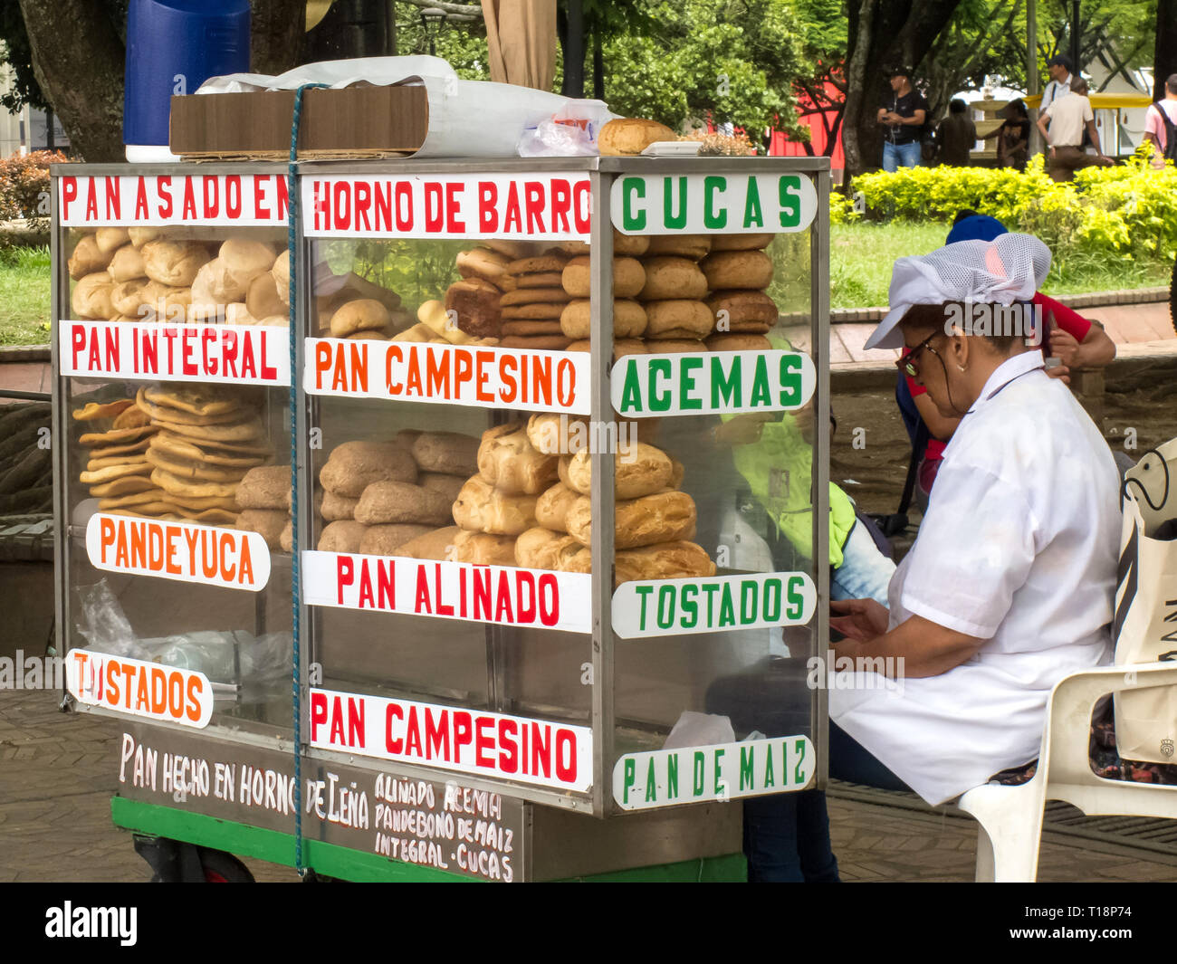 CALI, COLOMBIE - Février, 2019 : vendeur de rue de différents types de pains traditionnels à Cali Banque D'Images