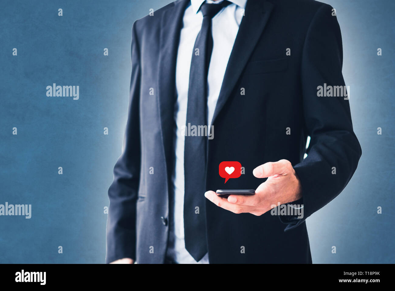 Les médias sociaux comme symbole de notification sur le téléphone - man using smartphone Banque D'Images