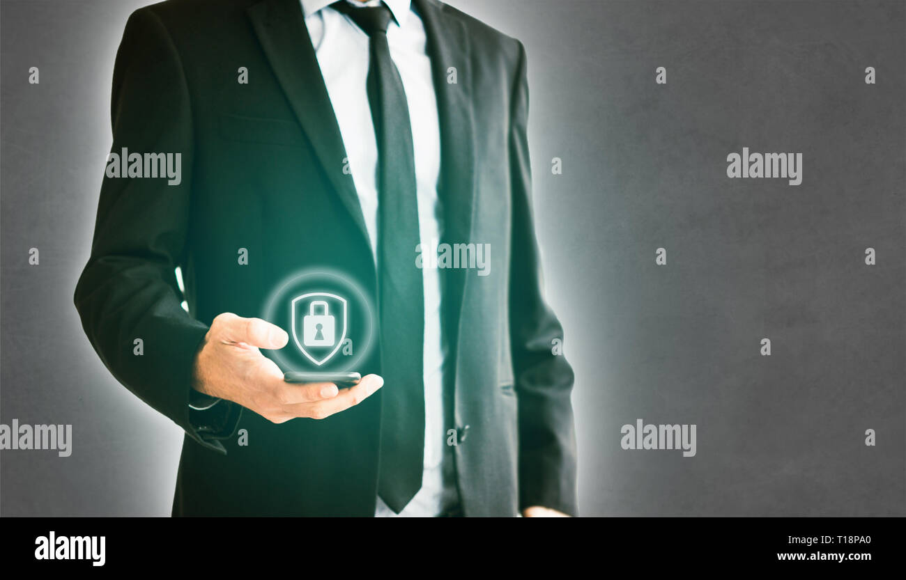 Concept de sécurité cyber man holding mobile phone, businessman using smartphone Banque D'Images