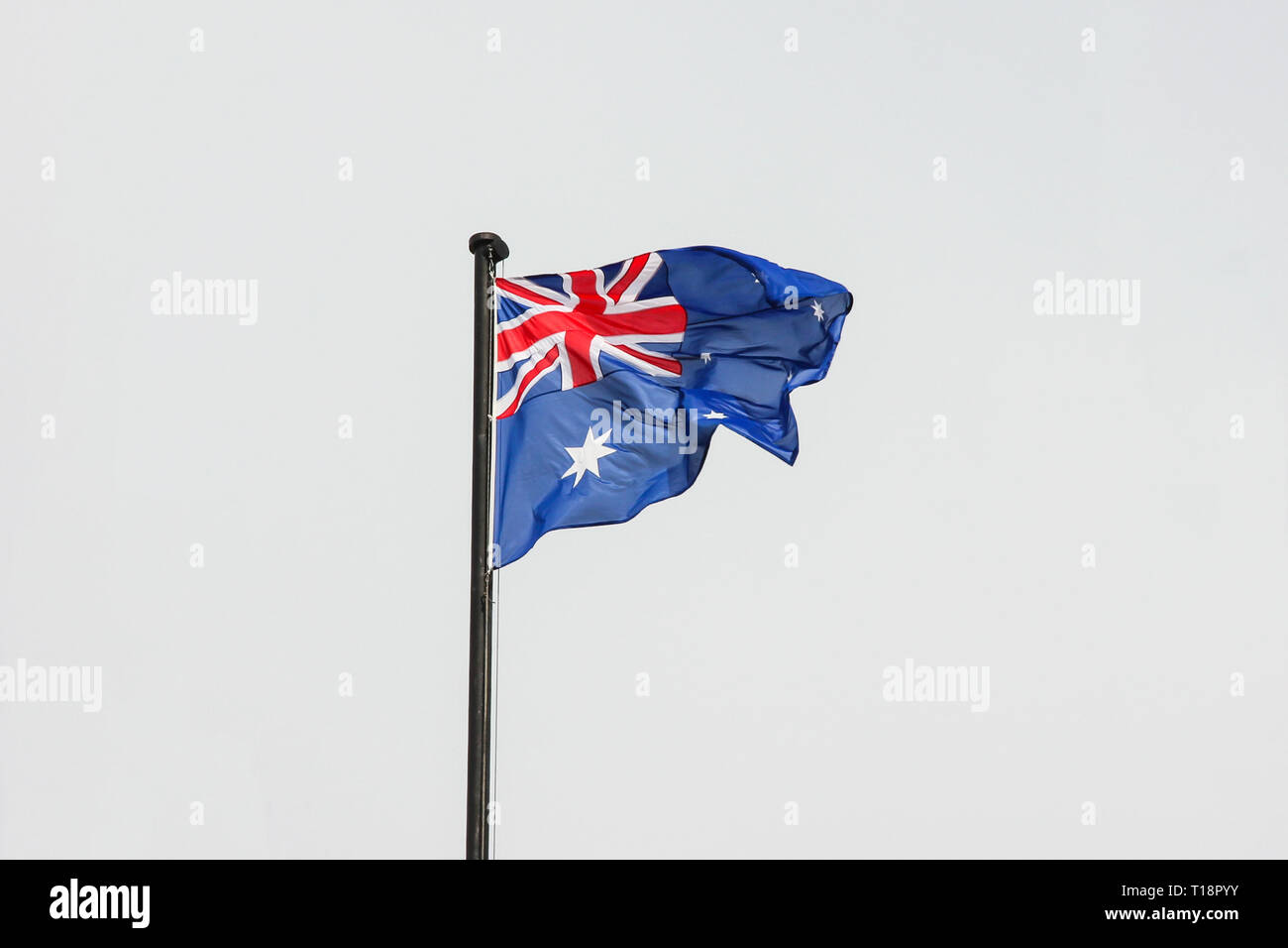 Pavillon de l'Australie sur le mât contre le ciel bleu Banque D'Images