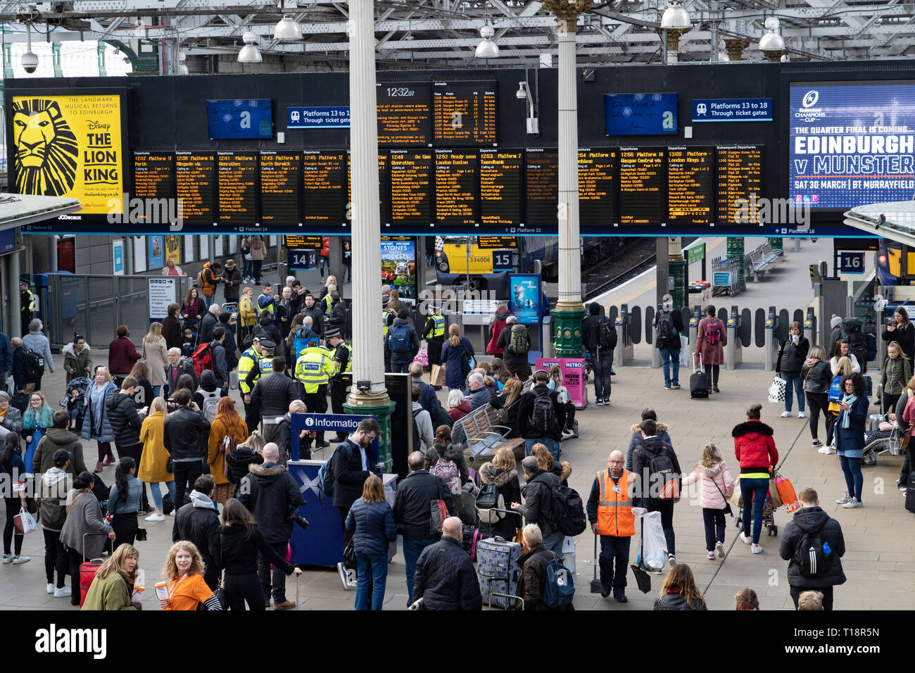 Hall de passagers occupés à la gare de Waverley à Édimbourg, Écosse, Royaume-Uni Banque D'Images