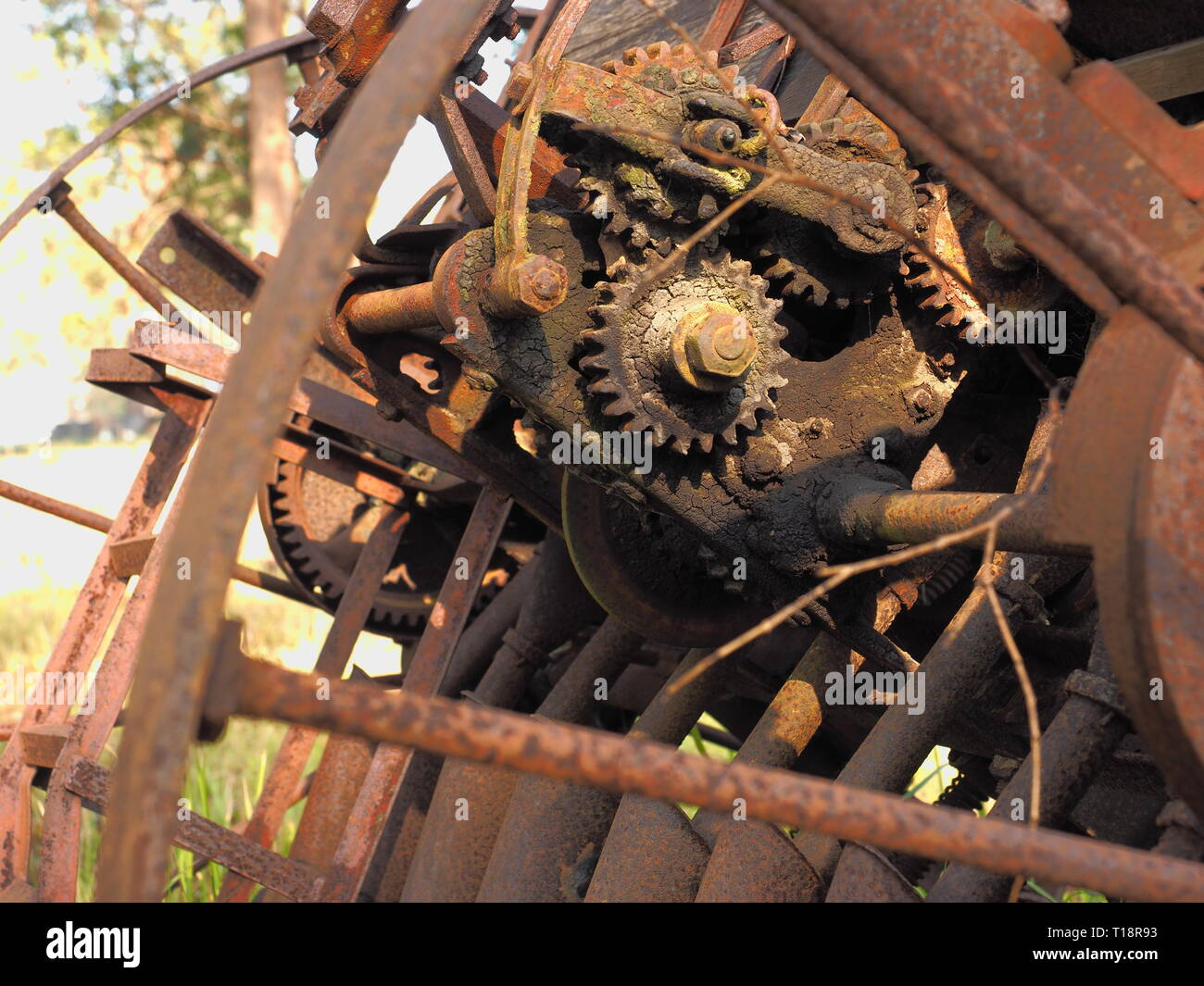 Vieux équipements agricoles du passé. La rouille dans le paddock les vieilles machines n'est plus utilisée. Banque D'Images