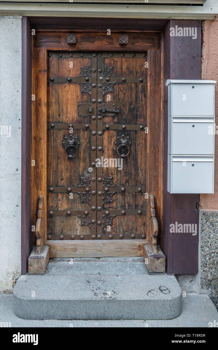 Vieille porte en bois historique avec raccords en fer lourd, Allemagne Banque D'Images