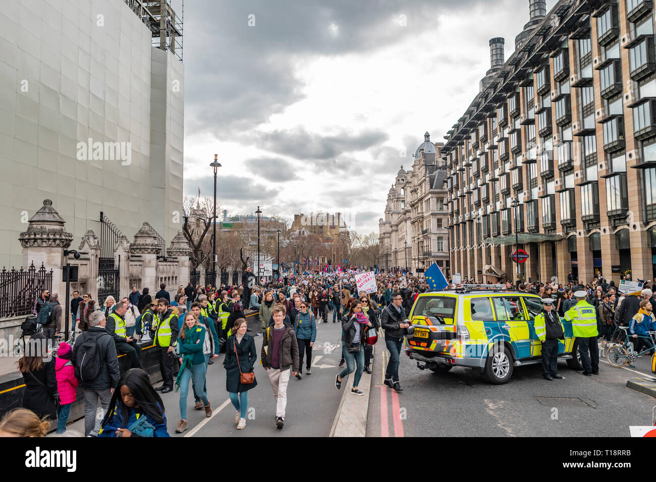 Londres, Royaume-Uni - 23 mars 2019 : un million de personnes se sont réunies à Westminster pour protester avec des bannières contre Brexit. Banque D'Images