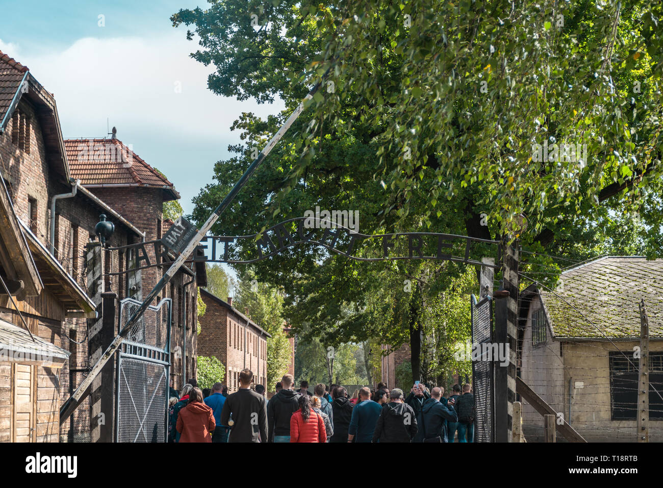Oswiencim, Pologne - 21 septembre 2019 : Les touristes allant trought la porte du camp de concentration nazi d'Auschwitz Banque D'Images