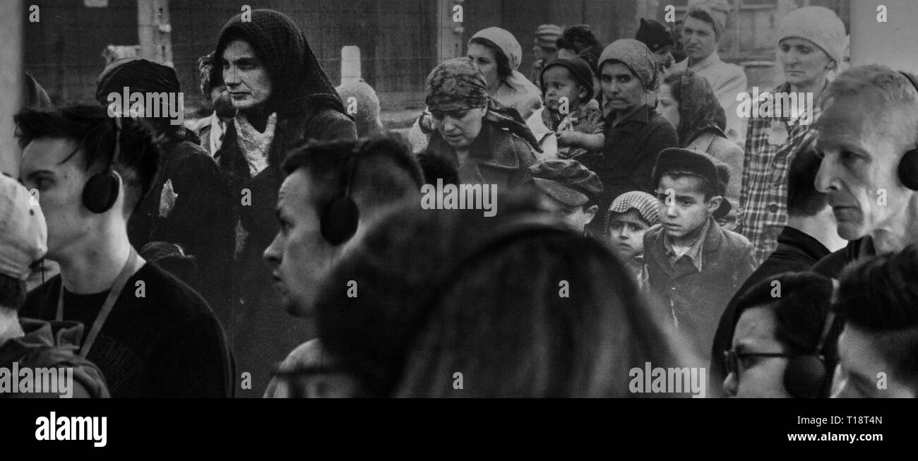 Oswiencim, Pologne - 21 septembre 2019 : les touristes de faire une visite guidée à l'intérieur des bâtiments d'Auschwitz. Les murs sont décorés avec des images de la Banque D'Images