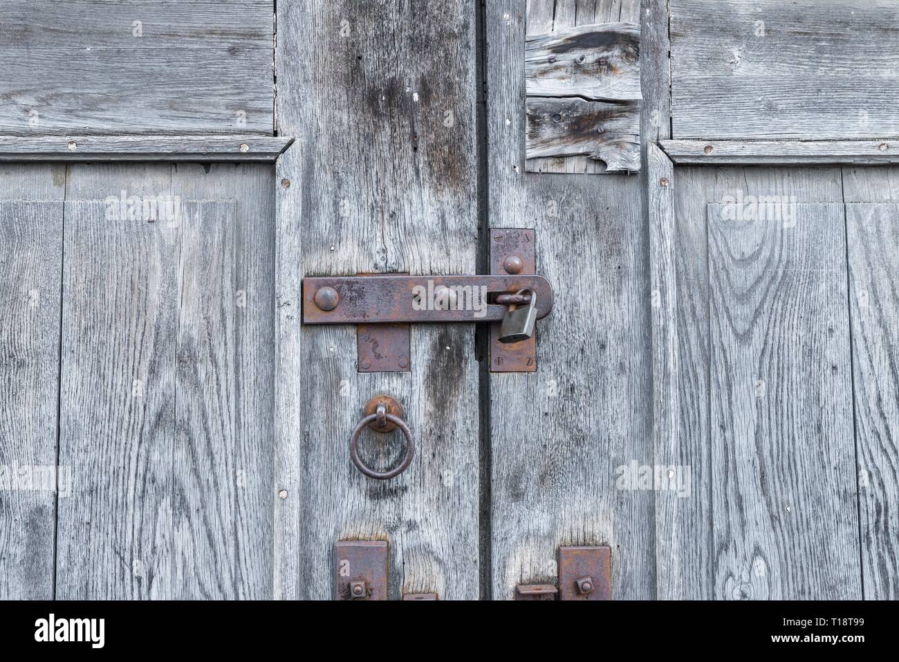 Vieille porte en bois historique avec raccords en fer lourd, Allemagne Banque D'Images