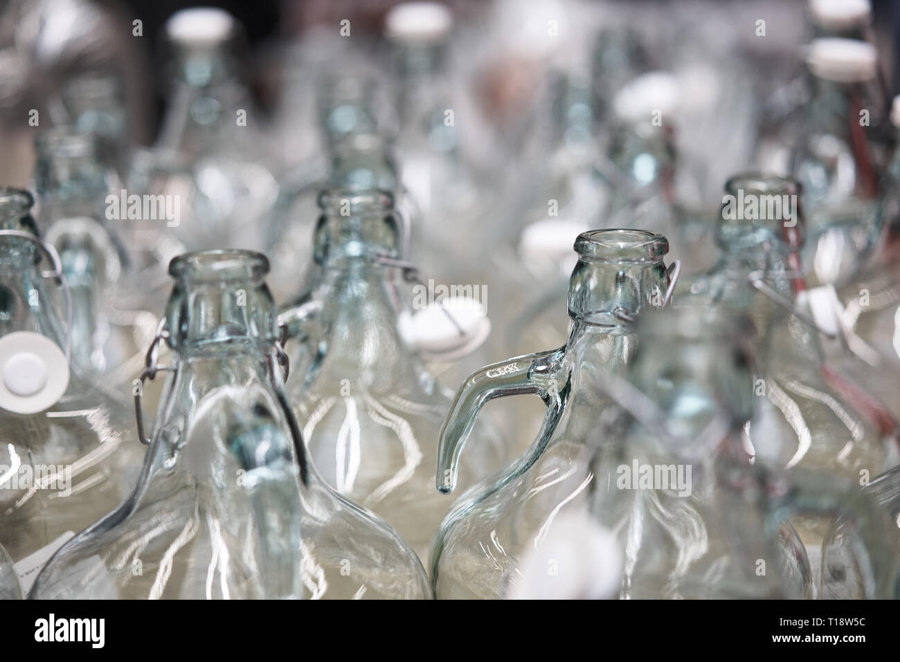 Les contenants de verre dans le magasin Banque D'Images