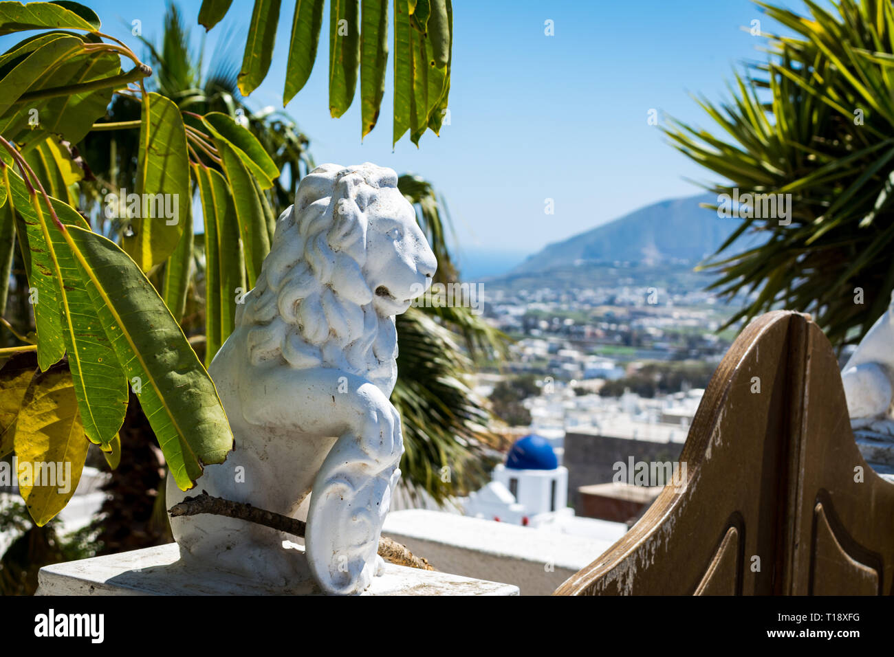 Santorin vue sur la coupole bleue de l'église et l'lions en pierre Banque D'Images