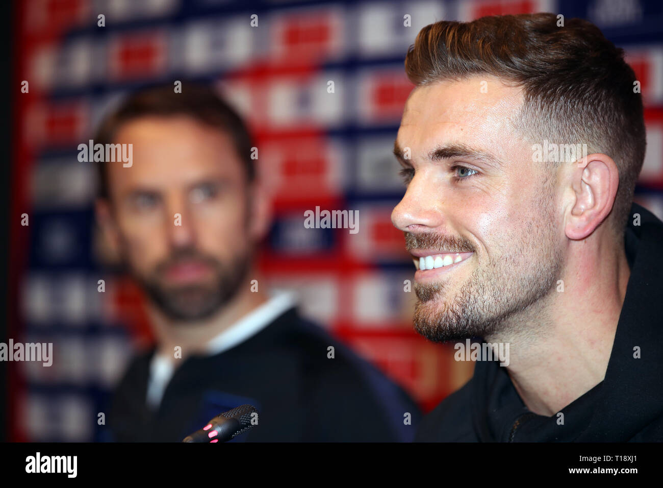 La Jordanie l'Angleterre Henderson (à droite) et manager Gareth Southgate au cours de la conférence de presse à l'Association de football du Monténégro, Podgorica. Banque D'Images