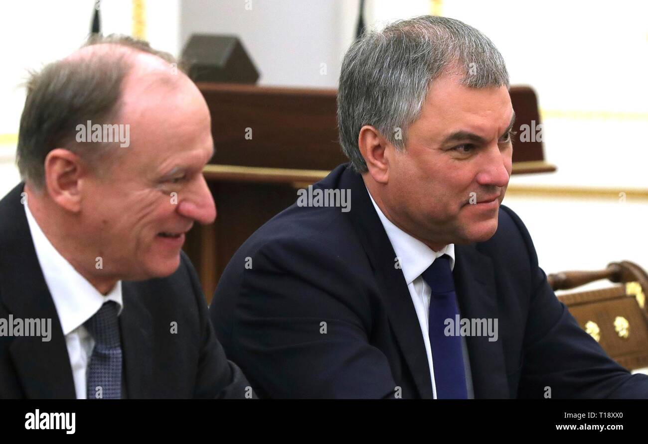 Secrétaire du Conseil de sécurité Nikolai Patrushev, à gauche, et le président de la chambre basse du parlement Vyacheslav Volodin au cours d'une réunion du Conseil de sécurité présidé par le président Vladimir Poutine au Kremlin, le 22 mars 2019 à Moscou, Russie. Banque D'Images
