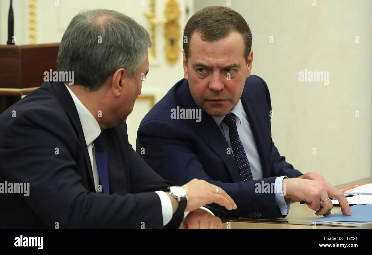 Le président de la chambre basse du parlement Vyacheslav Volodin, gauche, parle avec le Premier ministre Dmitri Medvedev lors d'une réunion du Conseil de sécurité présidé par le président Vladimir Poutine au Kremlin, le 22 mars 2019 à Moscou, Russie. Banque D'Images