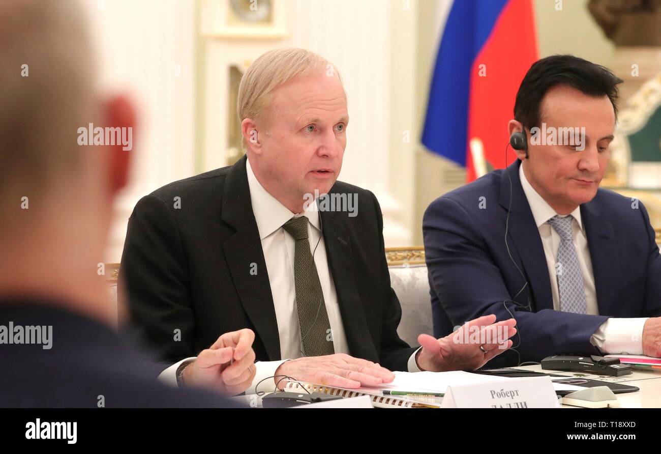 Le Directeur général du Groupe BP, Robert Dudley, gauche et AstraZeneca Chef Pascal Soriot, droite, au cours d'une réunion avec le président russe Vladimir Poutine au Kremlin, le 20 mars 2019 à Moscou, Russie. Banque D'Images